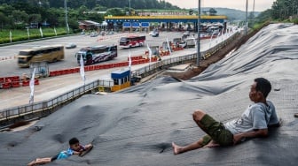 H-6 Lebaran, Ribuan Kendaraan Pemudik Melintas di Gerbang Tol Kalikangkung