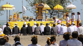 Sejumlah umat Hindu mengikuti prosesi sembahyang Upacara Melasti di Pantai Marina, Semarang, Jawa Tengah, Minggu (15/3/2026). [ANTARA FOTO/Makna Zaezar/wsj]