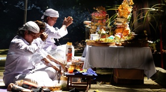 Pemangku agama Hindu memimpin ritual Melasti di kawasan konservasi Telaga Buret, Tulungagung, Jawa Timur, Minggu (15/3/2026). [ANTARA FOTO/Destyan Sujarwoko/YU]