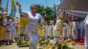 Umat Hindu melaksanakan salah satu prosesi dalam upacara Melasti di Pura Segara, Cilincing, Jakarta, Minggu (15/3/2026). [ANTARA FOTO/Rakha Raditya Yahya/app/YU]
