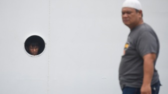 Seorang penumpang melihat keluar dari balik jendela geladak KM Prince Soya saat berlayar dari Pelabuhan Samarinda, Kalimantan Timur, Minggu (15/3/2026). [ANTARA FOTO/M Risyal Hidayat/wsj]