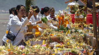 Umat Hindu melakukan prosesi Upacara Melasti di Pantai Parangkusumo, Bantul, D.I Yogyakarta, Minggu (15/3/2026). [ANTARA FOTO/Andreas Fitri Atmoko/YU]
