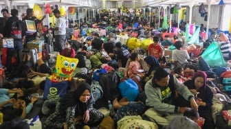 Sejumlah penumpang memenuhi geladak KM Prince Soya sebelum berlayar dari Pelabuhan Samarinda, Kalimantan Timur, Minggu (15/3/2026). [ANTARA FOTO/M Risyal Hidayat/wsj]