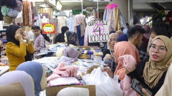 Pengunjung memadati Pasar Tanah Abang, Jakarta, Senin (16/3/2026). [Suara.com/Alfian Winanto]