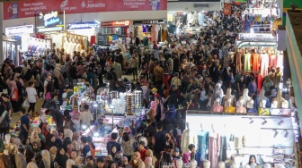 Pengunjung memadati Pasar Tanah Abang, Jakarta, Senin (16/3/2026). [Suara.com/Alfian Winanto]
