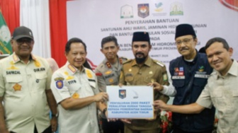 Kasatgas Tito dan Mensos Serahkan Bansos Rp100 Miliar untuk Korban Bencana di Sumatera