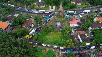 Foto udara sejumlah kendaraan mamadati ruas jalan menuju pelabuhan Gilimanuk, Jembrana, Bali, Minggu (15/3/2026). [ANTARA FOTO/Budi Candra Setya/YU]
