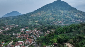 Foto udara suasana lalu lintas di Jalan Raya Nagreg, Kabupaten Bandung, Jawa Barat, Minggu (15/3/2026). [ANTARA FOTO/Bayu Pratama S/wpa]