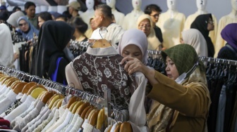 Pengunjung memadati Pasar Tanah Abang, Jakarta, Senin (16/3/2026). [Suara.com/Alfian Winanto]