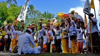 Sejumlah umat Hindu mengikuti Upacara Melasti di mata air Tuk Mas, Dakawu, Grabag, Magelang, Jawa Tengah, Minggu (15/3/2026). [ANTARA FOTO/Anis Efizudin/wsj]