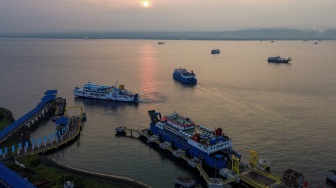 Foto udara kapal penyeberangan mengangkut kendaraan di pelabuhan Gilimanuk, Jembrana, Bali, Minggu (15/3/2026). [ANTARA FOTO/Budi Candra Setya/YU]
