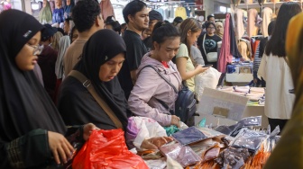 Pengunjung memadati Pasar Tanah Abang, Jakarta, Senin (16/3/2026). [Suara.com/Alfian Winanto]