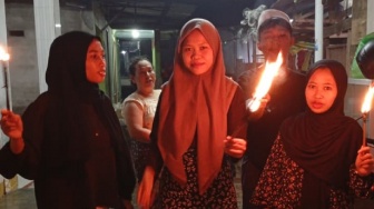Mengapa Warga Lombok Bakar 'Lampu Jojor' di Malam Lailatul Qadar?
