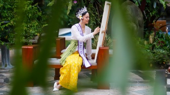 Finalis Puteri Indonesia 2026 perwakilan Provinsi Bali, Victoria Veronica Titisari Kosasieputri atau yang dikenal dengan Vicki menampilkan kemampuan melukisnya saat ditemui di Jakarta, Senin (16/3/2026).  [Suara.com/Alfian Winanto]
