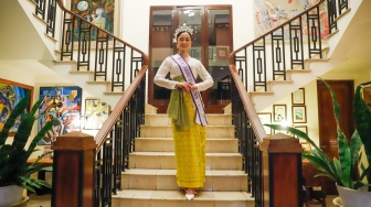 Finalis Puteri Indonesia 2026 perwakilan Provinsi Bali, Victoria Veronica Titisari Kosasieputri atau yang dikenal dengan Vicki berpose saat ditemui di Jakarta, Senin (16/3/2026).  [Suara.com/Alfian Winanto]
