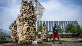 Warga berjalan di kawasan Masjid As Shodiqin, Desa Madura, Kecamatan Wanareja, Kabupaten Cilacap, Jawa Tengah, Selasa (17/3/2026). [ANTARA FOTO/Bayu Pratama S/nz]