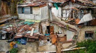 Warga menyaksikan bangunan rumah yang ambruk di Tamansari, Bandung, Jawa Barat, Selasa (17/3/2026). [ANTARA FOTO/Raisan Al Farisi/hma/tom]