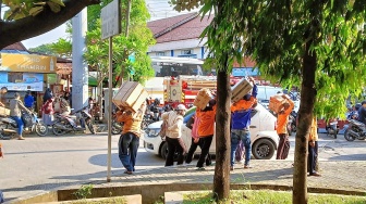 Sukardi dan Seragam Oranye: Menjemput Rezeki di Balik Keriuhan Mudik