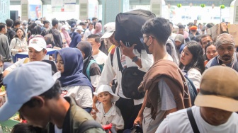 Penumpang Kereta api antre memasuki peron di Stasiun Pasar Senen, Jakarta, Selasa (17/3/2026). [Suara.com/Alfian Winanto]