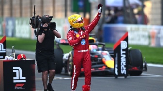 Juara Dunia 7 Kali Kembali! Sir Lewis Hamilton Podium Bersama Ferrari