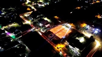 Foto udara ribuan lampu minyak pada tradisi Tumbilotohe atau malam pasang lampu di Ayula, Kabupaten Bone Bolango, Gorontalo, Senin (16/3/2026). [ANTARA FOTO/Adiwinata Solihin/sgd]