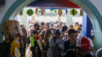 Penumpang Kereta api antre memasuki peron di Stasiun Pasar Senen, Jakarta, Selasa (17/3/2026). [Suara.com/Alfian Winanto]