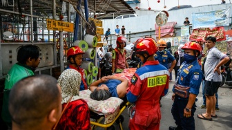 Petugas pemadam kebakaran mengevakuasi seorang warga yang menjadi korban tertimpa bangunan rumah ambruk di Tamansari, Bandung, Jawa Barat, Selasa (17/3/2026). [ANTARA FOTO/Raisan Al Farisi/hma/tom]