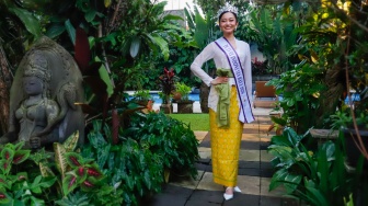 Finalis Puteri Indonesia 2026 perwakilan Provinsi Bali, Victoria Veronica Titisari Kosasieputri atau yang dikenal dengan Vicki berpose saat ditemui di Jakarta, Senin (16/3/2026).  [Suara.com/Alfian Winanto]
