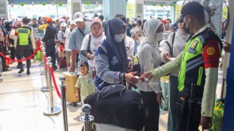 Penumpang Kereta api antre memasuki peron di Stasiun Pasar Senen, Jakarta, Selasa (17/3/2026). [Suara.com/Alfian Winanto]