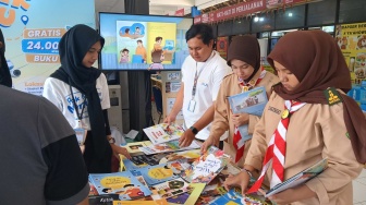 Temani Perjalanan Mudik, Badan Bahasa Bagikan 24 Ribu Buku Gratis di Terminal Kampung Rambutan