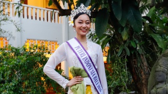 Finalis Puteri Indonesia 2026 perwakilan Provinsi Bali, Victoria Veronica Titisari Kosasieputri atau yang dikenal dengan Vicki berpose saat ditemui di Jakarta, Senin (16/3/2026).  [Suara.com/Alfian Winanto]

