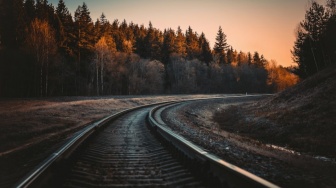 Lelaki Tak Berkepala yang Berjongkok di Rel Kereta Tanpa Palang Pintu