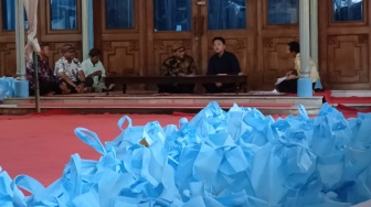 PB XIV Purboyo Bagikan Sembako dan Fitrah Rp14.000 ke Abdi Dalem, Ini Maknanya