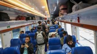 Penumpang memasuki gerbong kereta api di Stasiun Pasar Senen, Jakarta, Selasa (17/3/2026). [Suara.com/Alfian Winanto]