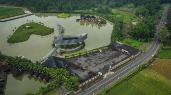 Foto udara Masjid As Shodiqin di Desa Madura, Kecamatan Wanareja, Kabupaten Cilacap, Jawa Tengah, Selasa (17/3/2026). [ANTARA FOTO/Bayu Pratama S/nz]