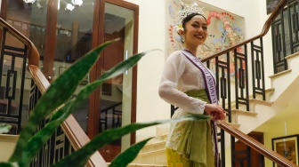 Finalis Puteri Indonesia 2026 perwakilan Provinsi Bali, Victoria Veronica Titisari Kosasieputri atau yang dikenal dengan Vicki berpose saat ditemui di Jakarta, Senin (16/3/2026).  [Suara.com/Alfian Winanto]
