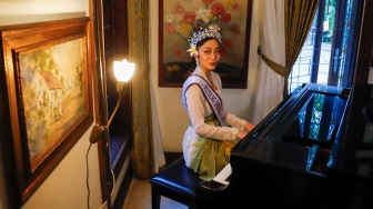 Finalis Puteri Indonesia 2026 perwakilan Provinsi Bali, Victoria Veronica Titisari Kosasieputri atau yang dikenal dengan Vicki menampilkan kemampuannya bermain piano saat ditemui di Jakarta, Senin (16/3/2026).  [Suara.com/Alfian Winanto]
