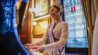 Finalis Puteri Indonesia 2026 perwakilan Provinsi Bali, Victoria Veronica Titisari Kosasieputri atau yang dikenal dengan Vicki menampilkan kemampuannya bermain piano saat ditemui di Jakarta, Senin (16/3/2026).  [Suara.com/Alfian Winanto]
