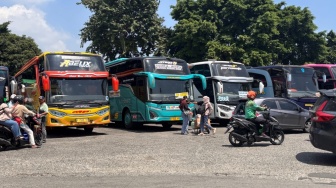 Arus Balik, Penumpang Asal Jawa Tengah Hingga Sumatera Masih Padati Terminal Bus Kalideres