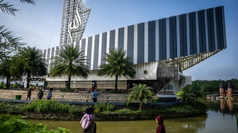 Warga berjalan di kawasan Masjid As Shodiqin, Desa Madura, Kecamatan Wanareja, Cilacap, Jawa Tengah, Selasa (17/3/2026). [ANTARA FOTO/Bayu Pratama S/nz]