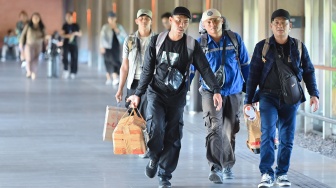 Penumpang pesawat membawa barang bawaan di Terminal Domestik Bandara Internasional I Gusti Ngurah Rai, Badung, Bali, Rabu (18/3/2026). [ANTARA FOTO/Fikri Yusuf/agr]
