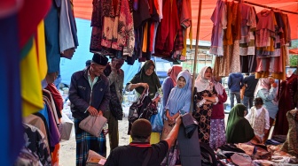 Warga penyintas bencana membeli perlengkapan rumah tangga untuk kebutuhan Lebaran saat bazar lebaran di Desa Agusen, Blangkejeren, Gayo Lues, Aceh, Rabu (18/3/2026). [ANTARA FOTO/Muhammad Adimaja/foc]