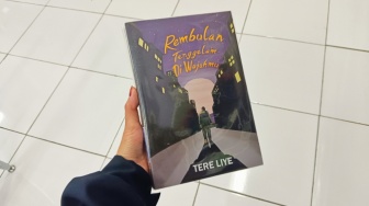 Mengurai Makna Hidup dalam Rembulan Tenggelam di Wajahmu