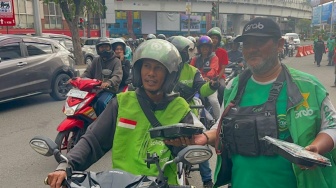 Tak Sekadar Narik, Ratusan Driver Ojol Palembang Turun ke Jalan Bagikan Takjil Gratis