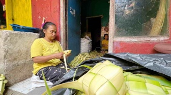 Misteri Blok Kupat Bandung: Gang Sempit yang Menyulap Jutaan Janur Menjadi Cuan Jelang Lebaran