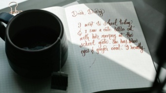 Rahasia Meredam Pikiran Berisik: Ganti Scrolling dengan Ritual 15 Menit Ini