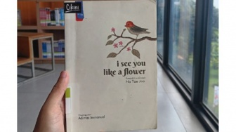 Cinta dan Perasaan Lainnya di Buku Kumpulan Puisi I See You Like a Flower