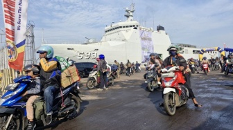 KRI Banda Aceh Angkut 707 Pemudik dan Motor dari Jakarta ke Semarang