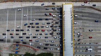 Foto udara kendaraan pemudik antre untuk melintas saat penerapan sistem satu arah di Gerbang Tol (GT) Kalikangkung, Semarang, Jawa Tengah, Rabu (18/3/2026). [ANTARA FOTO/Makna Zaezar/foc]