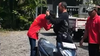 Keren, Semua Karyawan Warung Bebek di Kartasura ini Dapat THR Motor